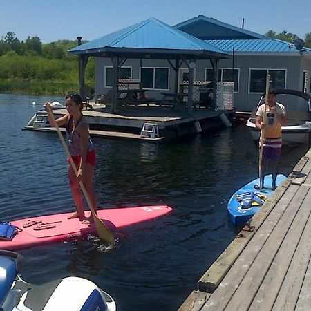 Hôtel The Floatel à Penetanguishene Extérieur photo